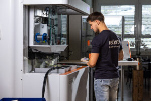 Retero GmbH bei der Fertigung medizinischer Komponenten