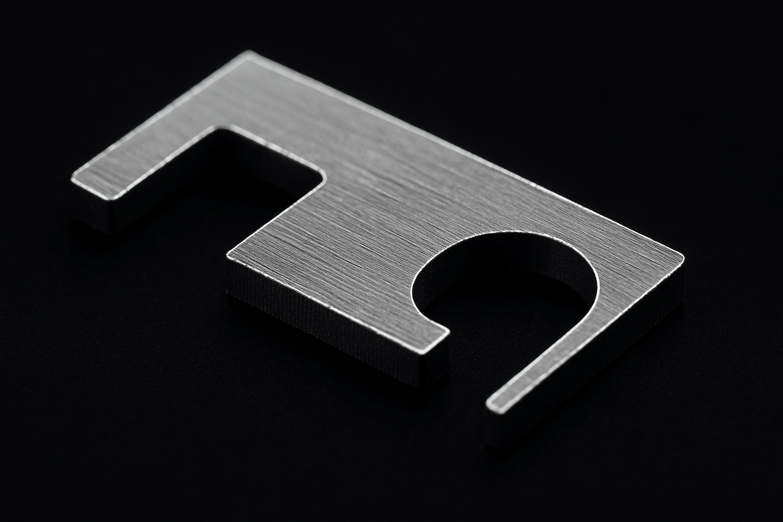 Macrophotographie d'un microcomposant métallique découpé avec précision